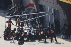 Sergio Pérez hace una parada en los pits en su Sahara Force India F1 VJM08