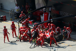 Кими Райкконен, Ferrari SF15-T во время пит-стопа