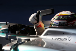 Победитель гонки Льюис Хэмилтон Mercedes AMG F1 празднует в закрытом парке
