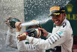 El ganador de la carrera, Lewis Hamilton Mercedes AMG F1 celebra con champagne