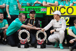 Paddy Lowe, directeur exécutif Mercedes AMG F1 avec le vainqueur Lewis Hamilton Mercedes AMG F1 et le deuxième Nico Rosberg Mercedes AMG F1