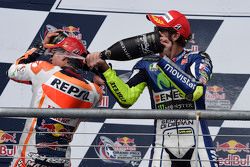 Podio: tercer lugar Valentino Rossi, de Yamaha Factory Racing y ganador Marc Márquez, Repsol Honda Team