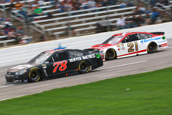 Martin Truex Jr., Furniture Row Racing Chevrolet y Ryan Blaney, Woods Brothers Racing Ford