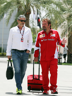 (Gauche à Droite) : Maurizio Arrivabene, Team Principal de Ferrari avec Gino Rosato, Ferrari