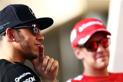 (L to R): Льюис Хэмилтон, Mercedes AMG F1 и Себастьян Феттель