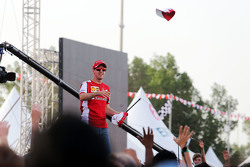 Sebastian Vettel, Ferrari, con aficionados