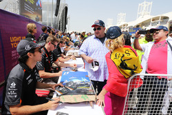 Sergio Pérez y Nico Hulkenberg, Sahara Force India F1 firmar autógrafos para los aficionados