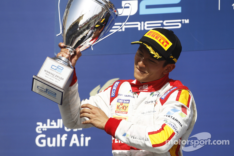 Rio Haryanto mengangkat trofi kemenangannya di GP2 Bahrain.
