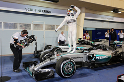 Победитель гонки Льюис Хэмилтон, Mercedes AMG F1 W06 празднует в закрытом парке
