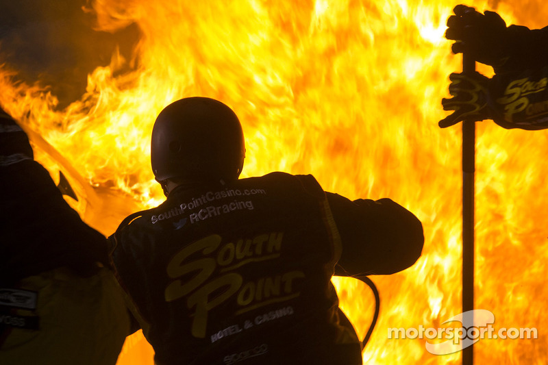 Fuego en la parada en boxes de Brendan Gaughan