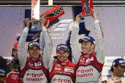 Podium : Benoit Tréluyer, Andre Lotterer, Marcel Fassler, Audi Sport Team Joest