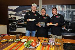 (De izquierda a derecha): Nico Hulkenberg Sahara Force India F1, Chef Rubén Boldo Villegas y Sergio Pérez Sahara Force India F1 cocinan comida mexicana en el motorhome del equipo.