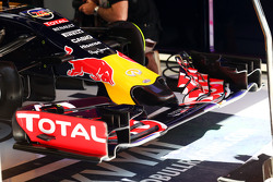 Daniil Kvyat, Red Bull Racing RB11 corriendo nuevo alerón delantero y la nariz