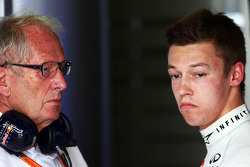 (De izquierda a derecha): Dr. Helmut Marko, asesor de Red Bull Motorsport con Daniil Kvyat, Red Bull