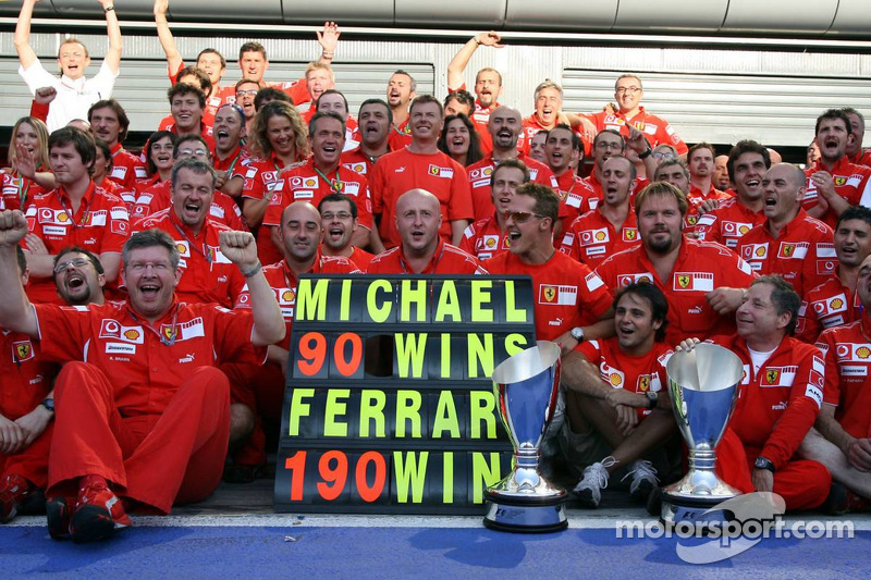 Michael Schumacher und Ferrari feiern den Sieg