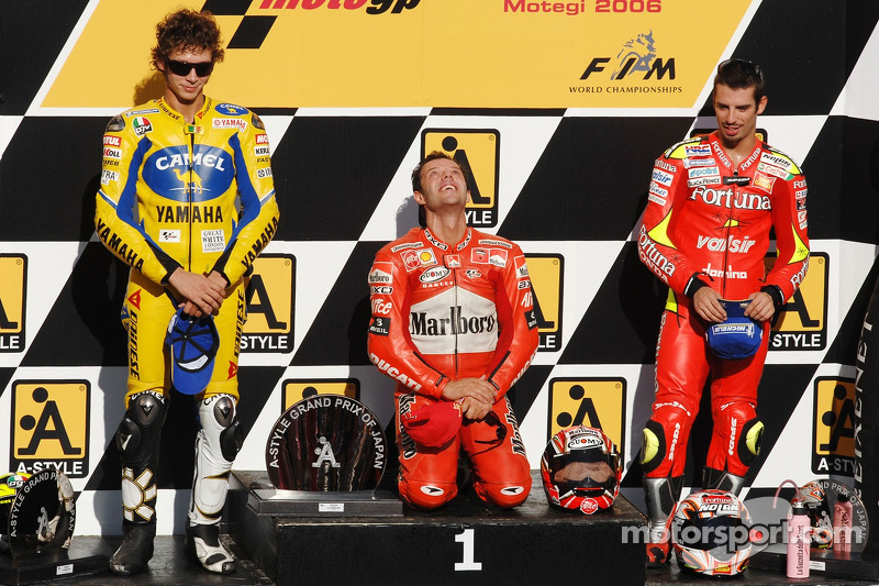 Podio: ganador de la carrera Loris Capirossi con Valentino Rossi y Marco Melandri