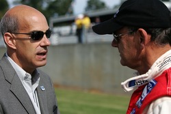 Scott Atherton discute avec Fredy Lienhard