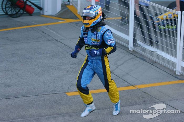 Ganador de la carrera Fernando Alonso celebra