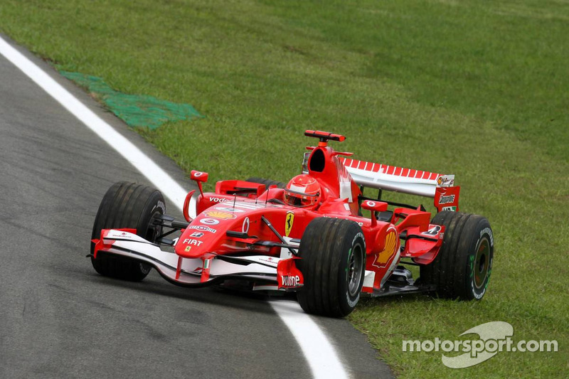 Michael Schumacher trompea en los entrenamientos libres