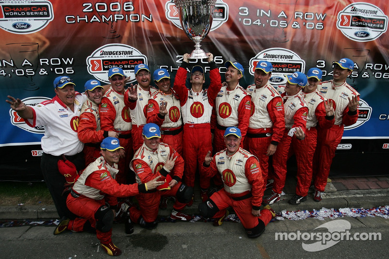 Le champion 2006 de Champ Car World Series Sébastien Bourdais célèbre son troisième titre consécutifavec son équipe