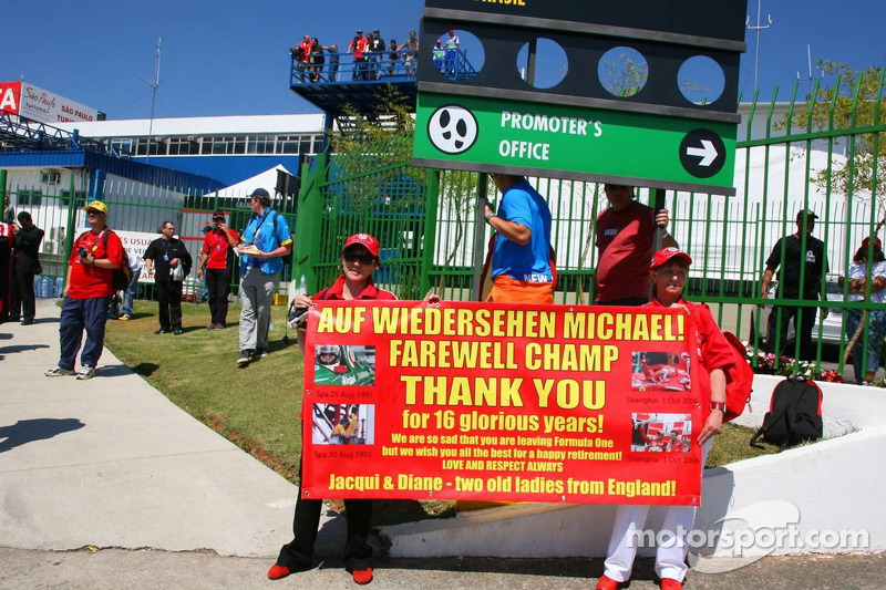 Michael Schumacher et des fans de la Scuderia Ferrari