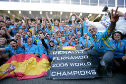 Le Champion du Monde de F1 2006 Fernando Alonso célèbre avec des membres de Renault F1 Team