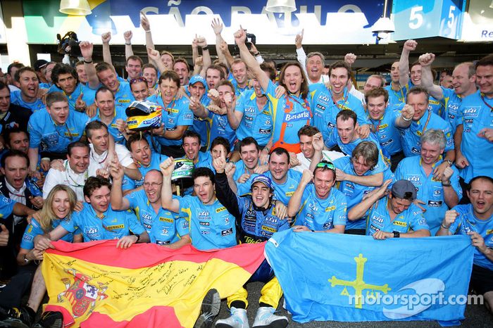 Campeón del mundo F1 2006, Fernando Alonso, celebra con miembros de Renault F1