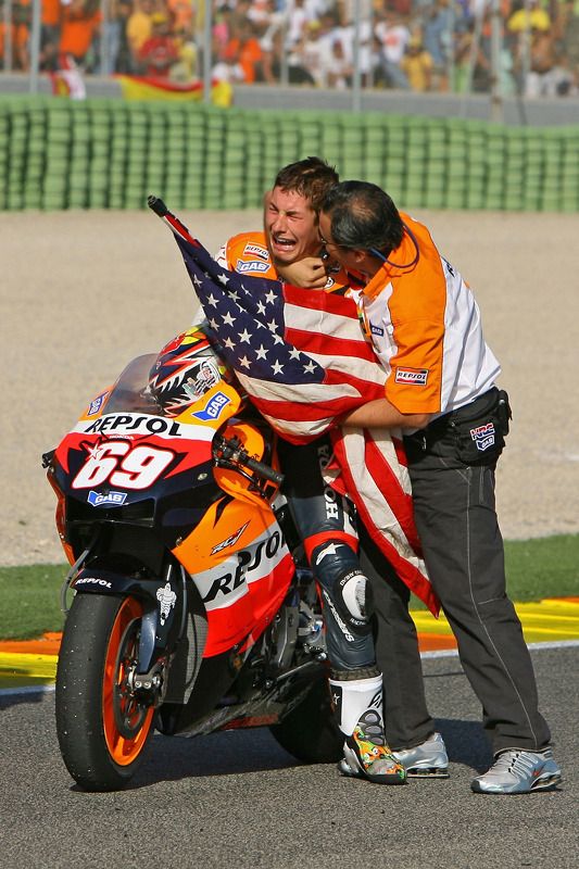 El Campeón Mundial de MotoGP 2006 Nicky Hayden celebra