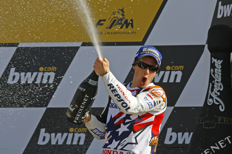 Podium: champagne voor Nicky Hayden