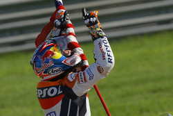 Le Champion du Monde 2006 de MotoGP Nicky Hayden savoure