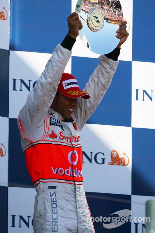 Podio: tercero Lewis Hamilton celebra