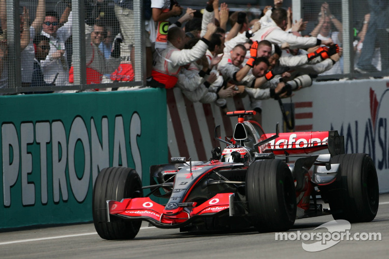 Fernando Alonso, McLaren Mercedes MP4-22 se lleva la bandera a cuadros