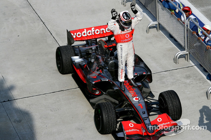 Fernando Alonso, vainqueur, célèbre sa victoire