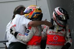 Ganador de la carrera Fernando Alonso celebra con Lewis Hamilton y Ron Dennis
