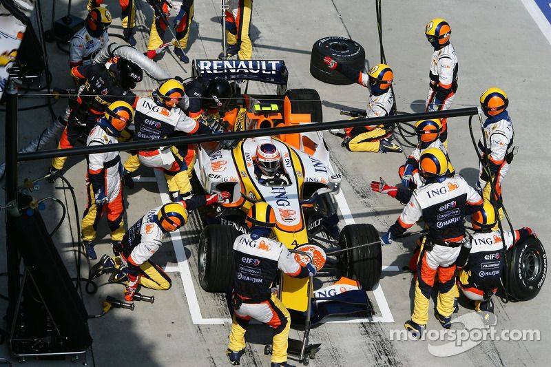 Heikki Kovalainen, Renault F1 Team, R27, pitstop