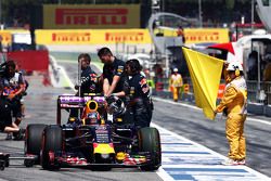 Daniil Kvyat, Red Bull Racing RB11 paradas en el pit lane