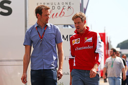 (De izquierda a derecha): Alexander Wurz, Williams Conductor Mentor con Sebastian Vettel, Ferrari