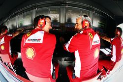 James Allison, Ferrari Chassis Technisch Directeur en Maurizio Arrivabene, Ferrari-teambaas op de pi