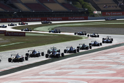 Autos GP3 al inicio