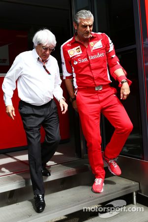 Bernie Ecclestone y Maurizio Arrivabene, Jefe del equipo Ferrari.