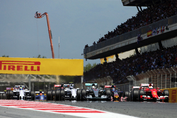 El inicio de la carrera: Nico Rosberg, Mercedes AMG F1 W06, lidera al grupo
