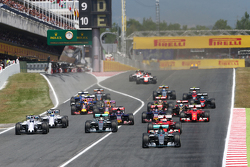 El inicio de la carrera: Nico Rosberg, Mercedes AMG F1 W06, lidera al grupo