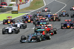 El inicio de la carrera: Nico Rosberg, Mercedes AMG F1 W06, lidera al grupo