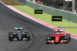 Sebastian Vettel, Ferrari SF15-T en Lewis Hamilton, Mercedes AMG F1 W06, strijden om positie