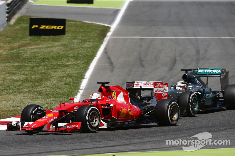 Sebastian Vettel, Ferrari SF15-T, und Lewis Hamilton, Mercedes AMG F1 W06, im Zweikampf