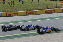 Felipe Nasr, Sauber C34 leads Marcus Ericsson, Sauber C34 y Jenson Button, McLaren MP4-30 al comienz