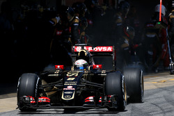 Romain Grosjean, Lotus F1 Team pendant un arrêt aux stands