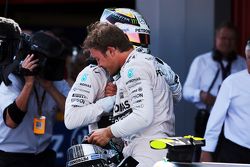 El ganador de la carrera, Nico Rosberg, Mercedes AMG F1 celebra con Lewis Hamilton, Mercedes AMG F1