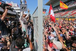 El ganador de la carrera Nico Rosberg, Mercedes AMG F1 festeja con aficionados