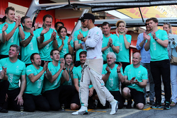 Lewis Hamilton, Mercedes AMG F1 fête sa deuxième place avec l'équipe